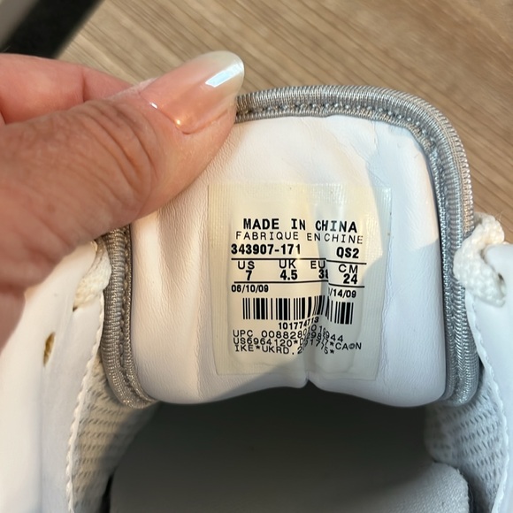 Nike Women’s Collectors Edition Gold Shox - Picture 10 of 10